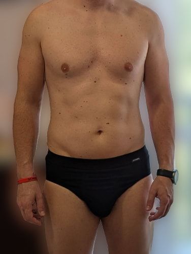 Daniele a luglio 2025, in piedi di fronte, dalle spalle a metà coscia